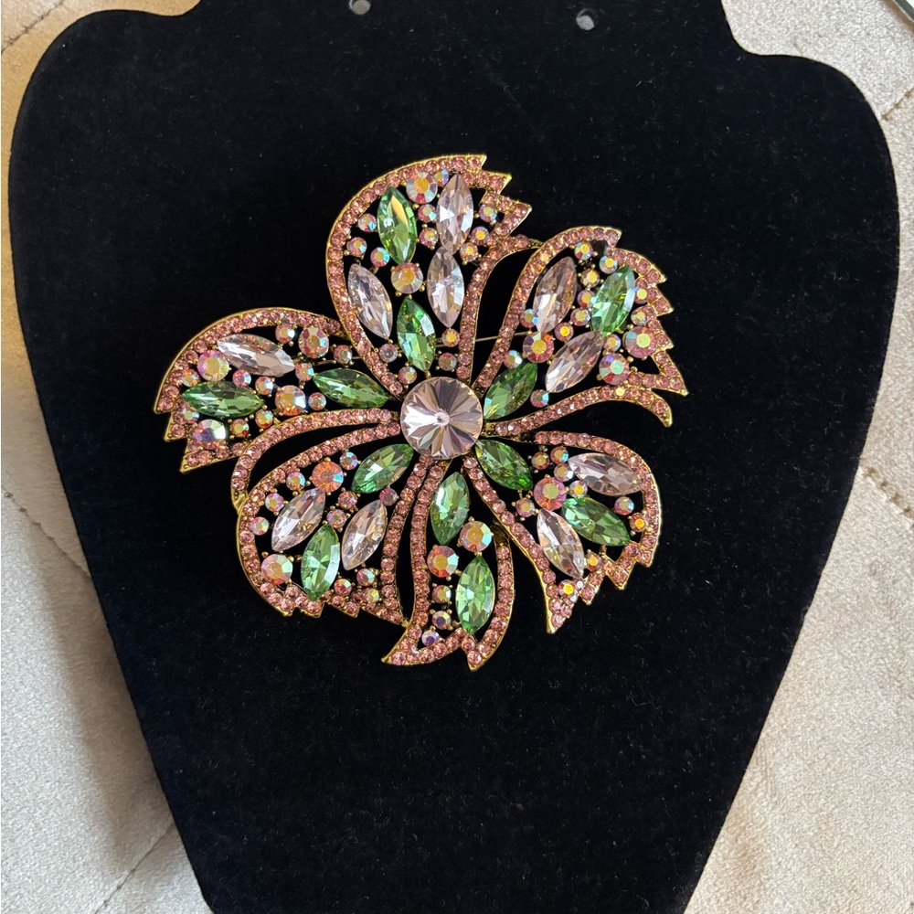Gorgeous brooch - Picture 2 of 3